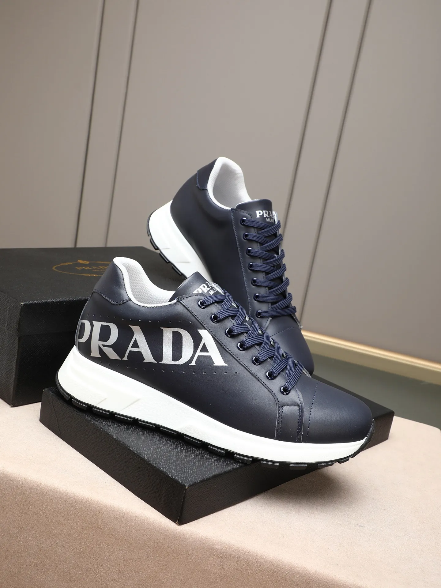 Men's shoes 💰460 PRADA's new model is on the market, the picture above is a must-sell! Fashionable casual men's shoes, trendy and versatile, relaxed and sporty style, imported cowhide leather uppers 3D printed and ultra-fine workmanship. Light and comfortable on the feet, available in 5 colors! 38-44(45 customized)